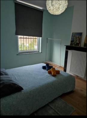 Chambre confortable lit double schaarbeek 2eme étages